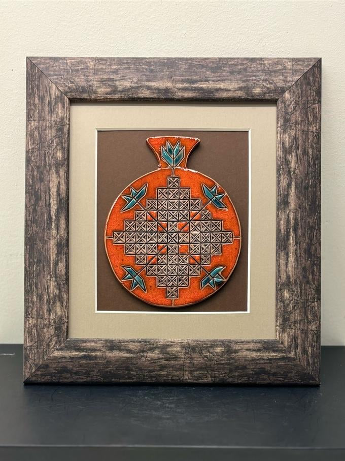 Keramisch kunstwerk met houten lijst