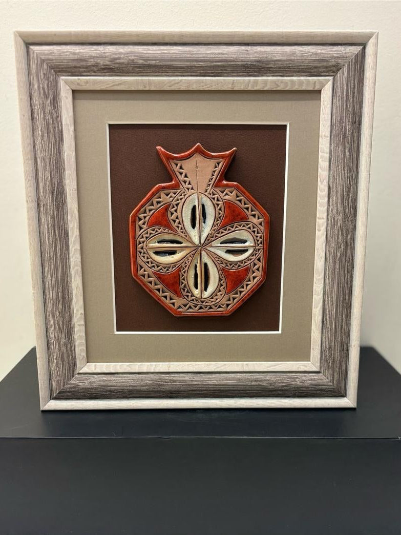 Keramisch kunstwerk met houten lijst