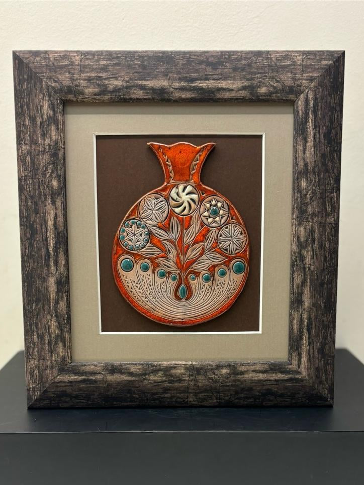 Keramisch kunstwerk met houten lijst