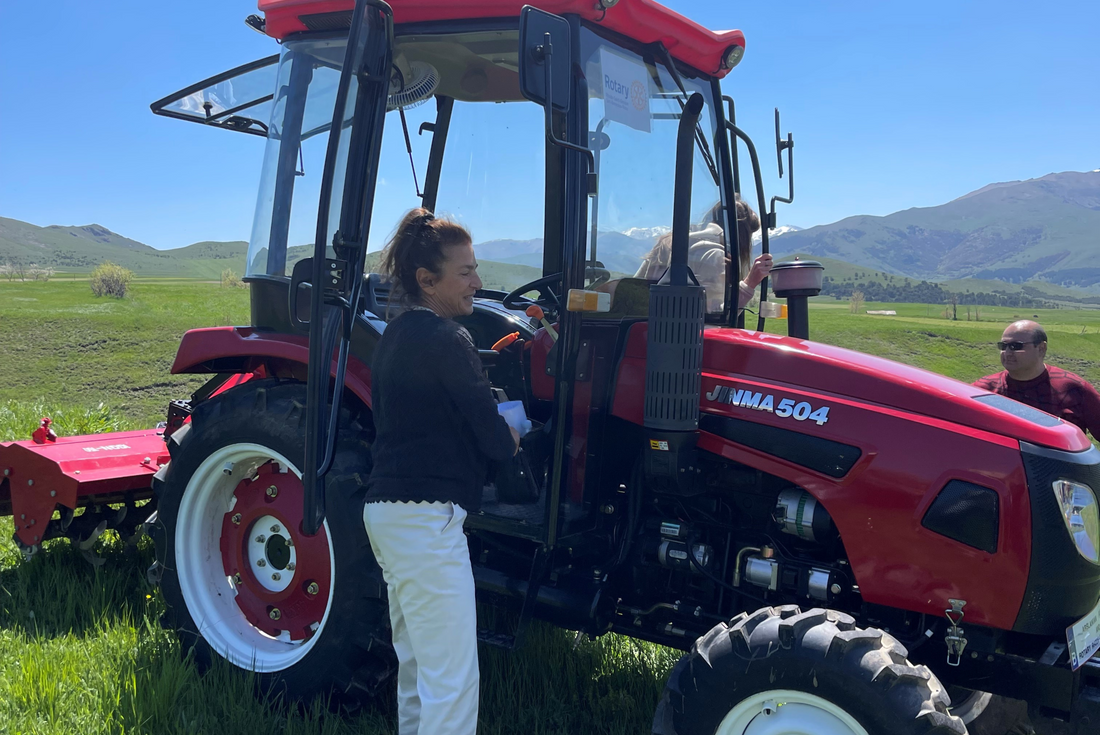1 TRACTOR – 1 VILLAGE