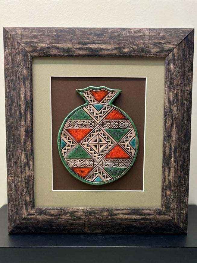 Keramisch kunstwerk met houten lijst